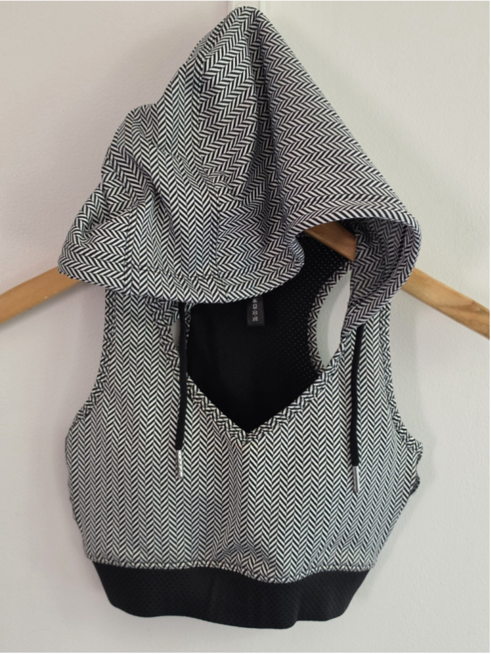 Reflex Hooded Crop Top Sports Bra Herringbone Chevron Black White XS Y2K  Top